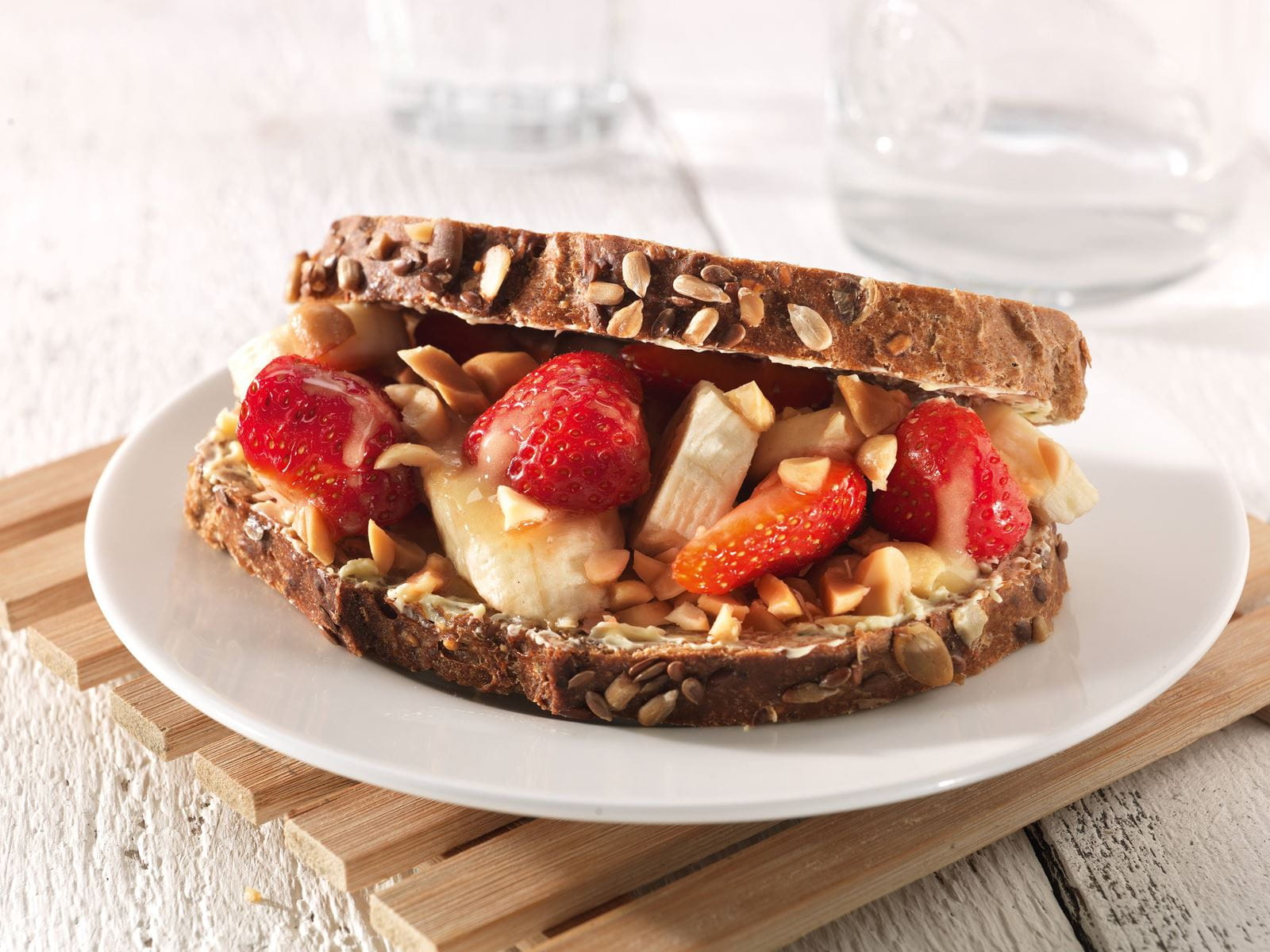 recipe image Erdnuss-Sandwich mit Banane und Erdbeeren